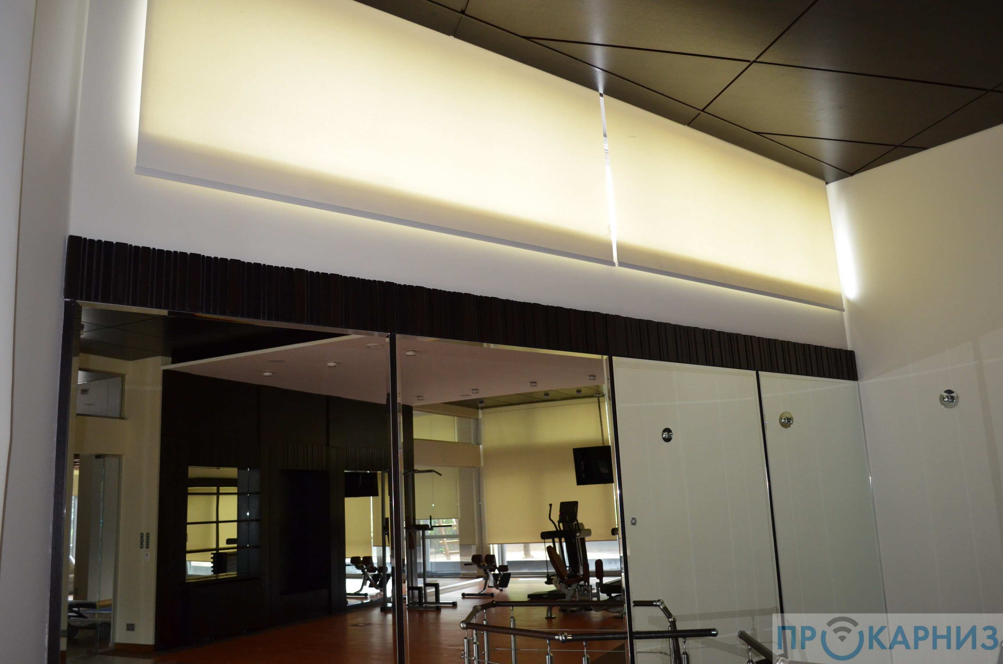 Рулонные шторы Coulisse в интерьере фитнес зала