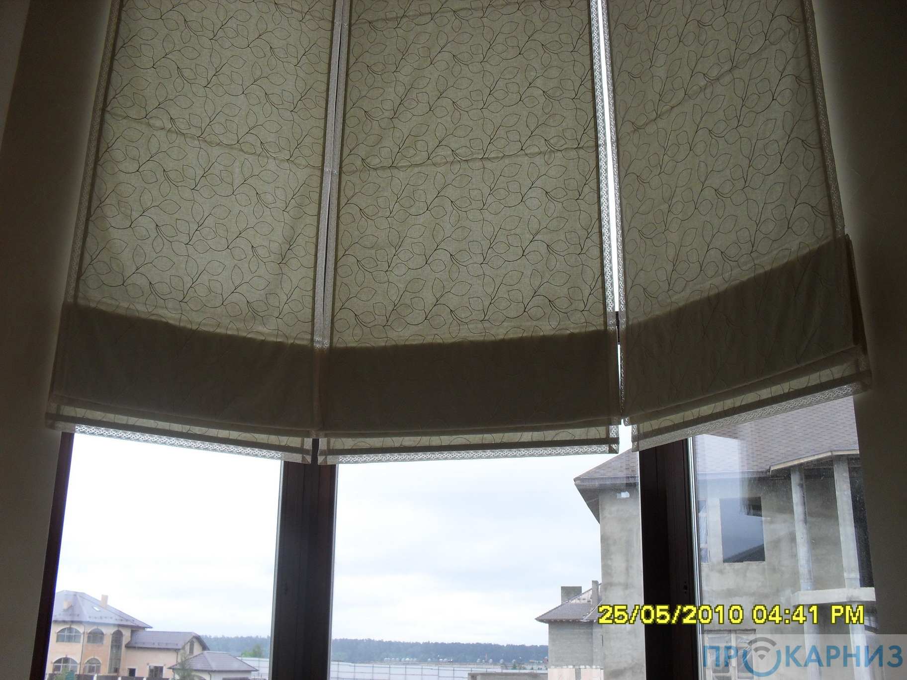 Рулонные шторы на эркерные окна управляемые при помощи электрокарниза Mottura