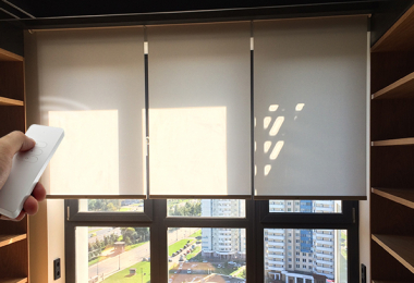 Рулонные шторы с электроприводом на панорамные окна