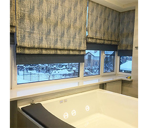 Подъёмная штора в ванной на окно 
